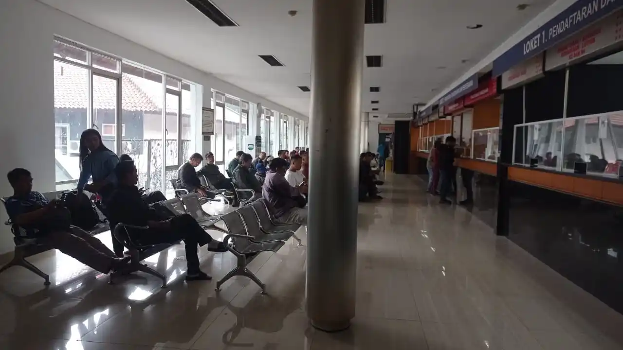 Suasana antrean wajib pajak di kantor Samsat Pajajaran, Kota Bandung, Jawa Barat pada Selasa (9/9/2025) siang. (Foto: MI/Sugiyanto).