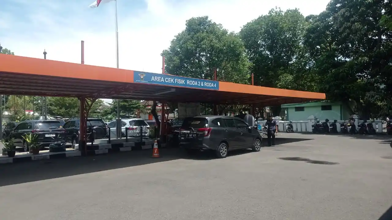 Suasana di area Cek Fisik Samsat Bandung Tengah, Jl. Kawaluyaan Raya, Kota Bandung, Jawa Barat. (Foto: Sugiyanto/MI)