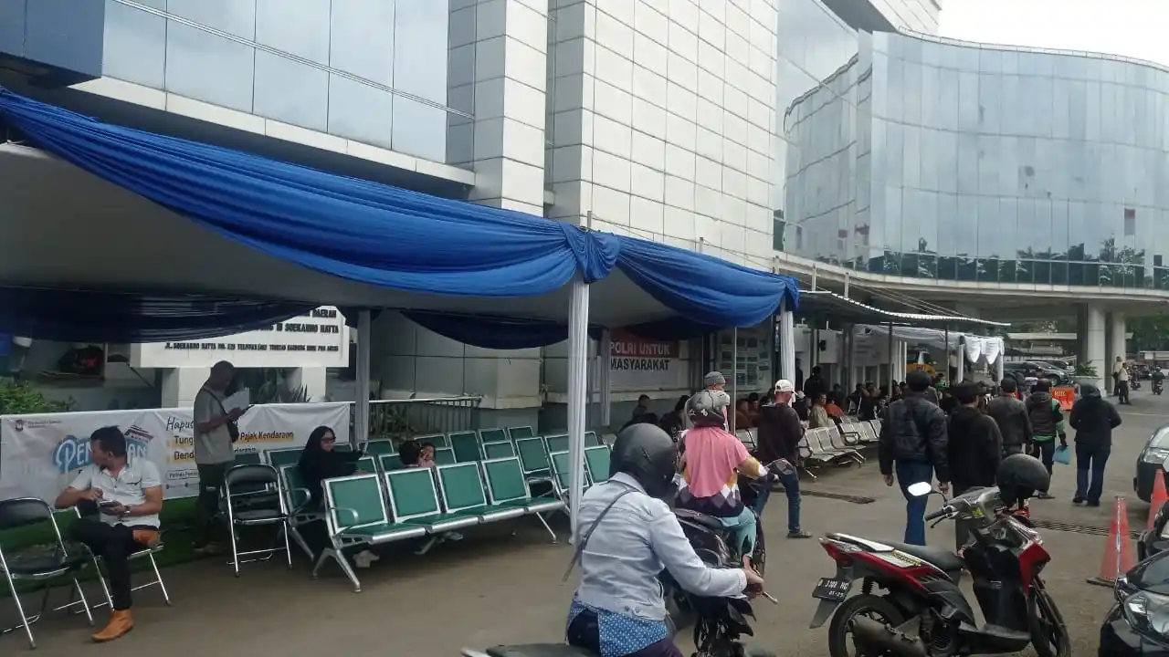 Suasana di kantor Samsat Soekarno Hatta, Kota Bandung, Jawa Barat, Senin (25/3/2025). (Foto: Sugiyanto/MI)