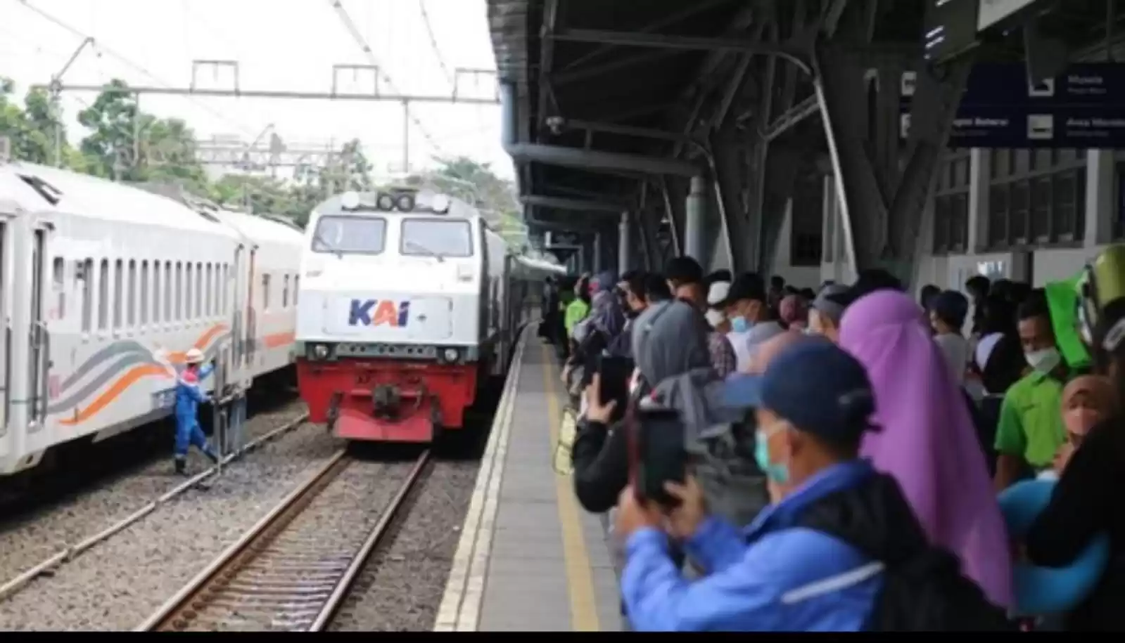 Perjalanan Kereta Api Terhambat akibat Banjir dan Kemacetan (Foto: Ist)