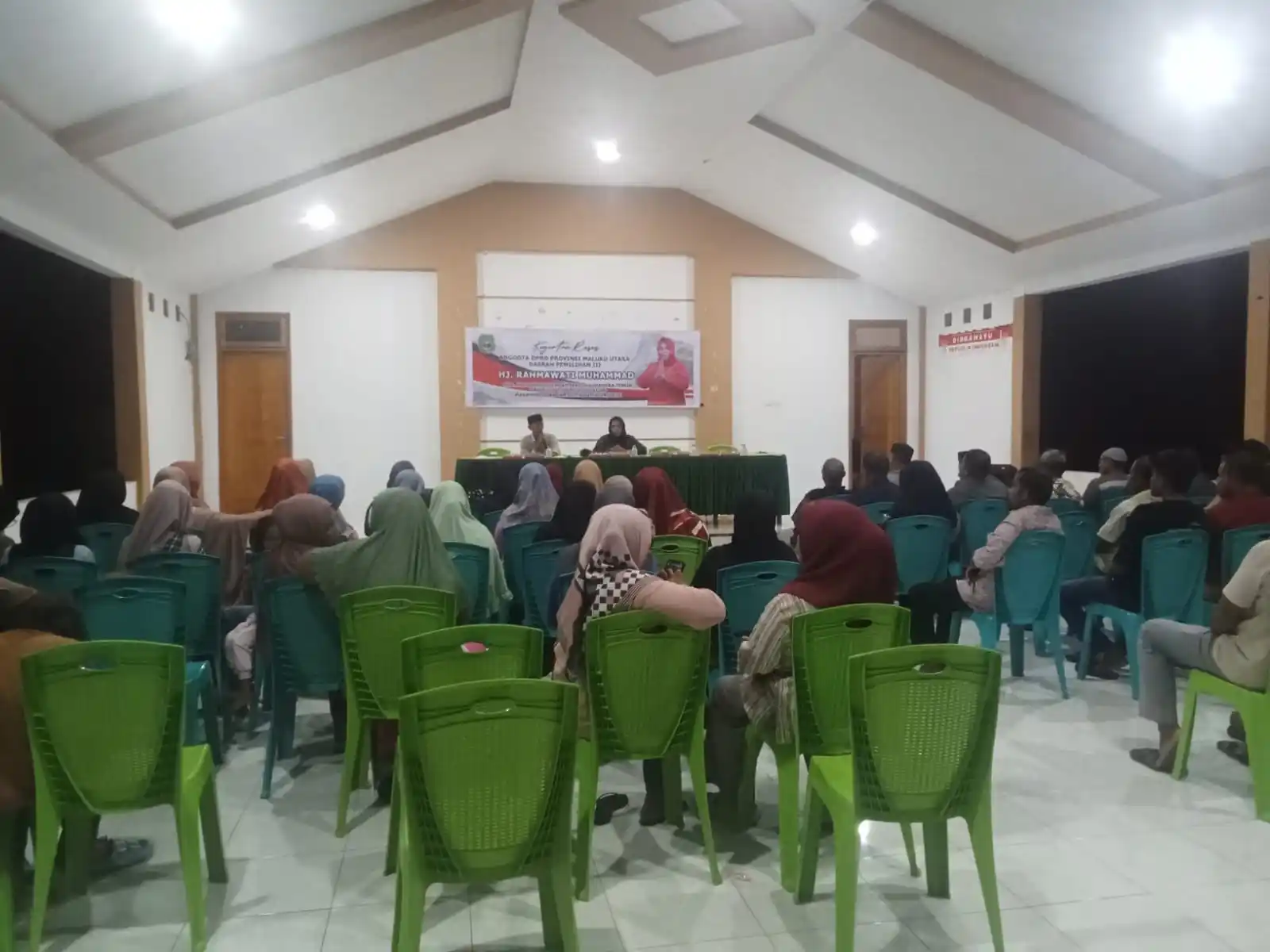 Suasana reses Rahmawati Muhammad di Kelurahan Soadara, masyarakat menyampaikan keluhan mulai dari pendidikan, kesehatan hingga infrastruktur. (Foto: Dok/Jainal Adaran).