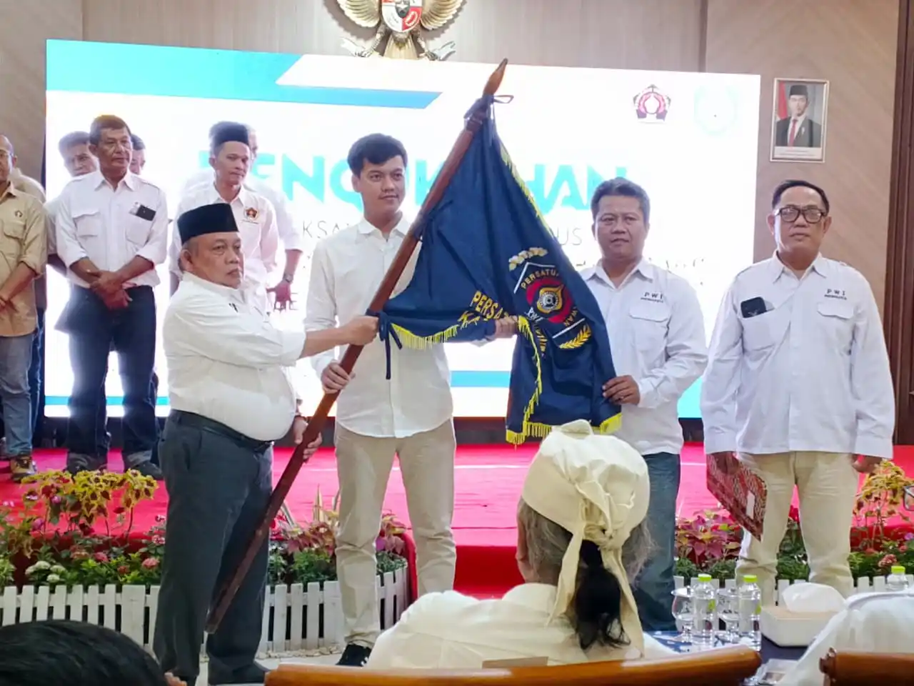 Suasana saat pengukuhan Ketua Plt PWI Kabupaten Purwakarta di Indramayu (Foto: Dok/MI)