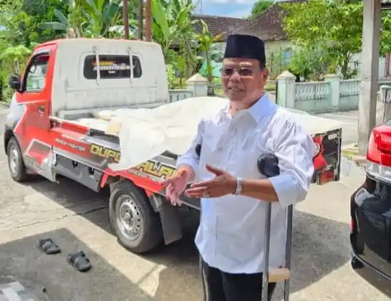 Sebelum menjadi inisiator Mobil Esemka yang melambungkan namanya, lika-liku perjalanan hidup H Sukiyat patut untuk dicontoh. Meski menyandang difabel tapi semangatnya meraih cita-cita tak padam begitu saja. Kini ia mampu membuktikan bahwa keterbatasan tak membatasi mimpi-mimpinya. (Foto: Dok MI)