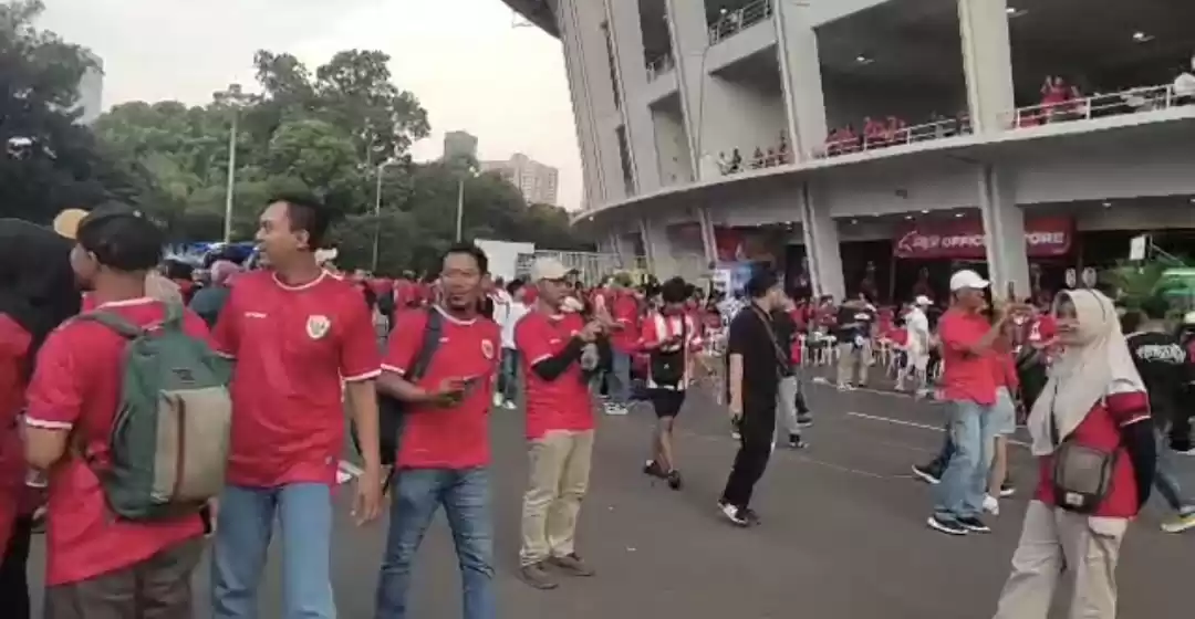 Suporter Timnas Indonesia memadati GBK Menjelang laga Indonesia vs Australia, Selasa (10/9/2024) sore (Foto: MI/Aswan)