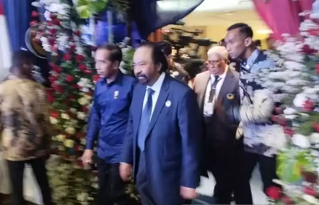 Presiden Joko Widodo ditemani Ketua Umum Partai NasDem Surya Paloh saat menghadiri Kongres III Partai NasDem di Balai Sidang Jakarta (JCC), Jakarta, Minggu (25/8/2024). ANTARA/Benardy Ferdiansyah