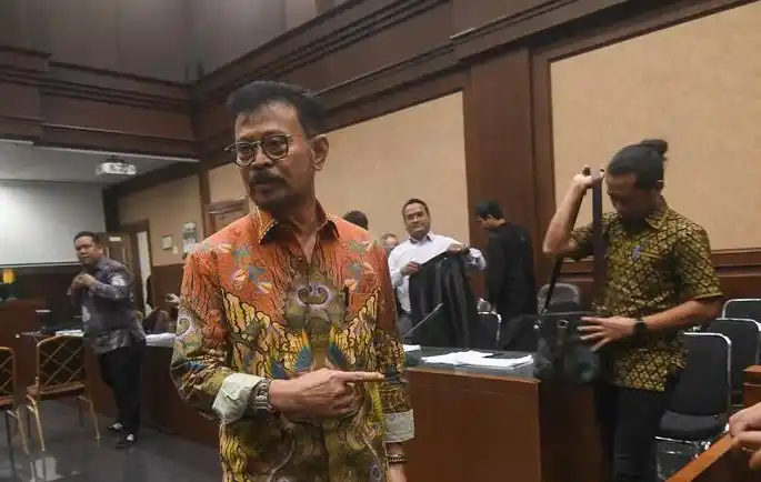 Syahrul Yasin Limpo beranjak saat sidang lanjutan diskorsing hakim untuk istirahat siang di Pengadilan Tipikor, Jakarta, Rabu (8/5/2024).