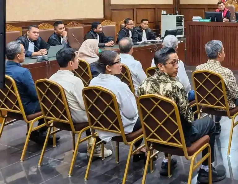 Delapan terdakwa kasus dugaan pemerasan dalam pengurusan RPTKA di lingkungan Kemenaker pada kurun waktu 2017-2025 dalam sidang pembacaan surat dakwaan di Pengadilan Tindak Pidana Korupsi pada Pengadilan Negeri Jakarta Pusat, Jumat (12/12/2025)