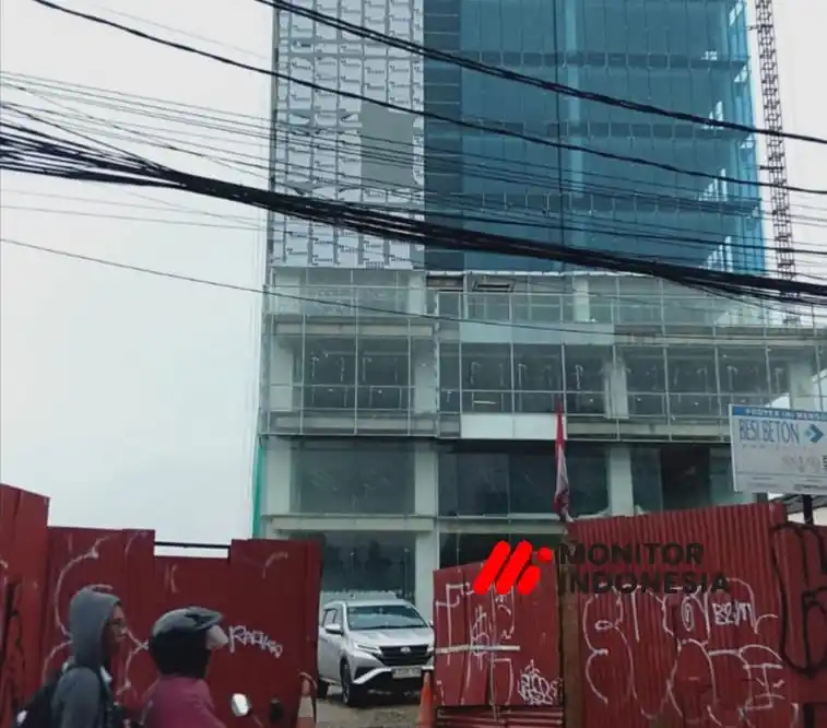 Pembangunan gedung sekitar 15 lantai milik PT Mersifarma TM di kawasan Pasar Minggu, Jakarta Selatan, menuai sorotan karena diduga belum mengantongi Persetujuan Bangunan Gedung (PBG) dan melanggar aturan tata ruang serta batas ketinggian. Meski telah disegel oleh dinas terkait, proyek disebut tetap berjalan. Direktur Eksekutif Indonesian Corruption Observer (InaCO), Order Gultom, mendesak Gubernur DKI Jakarta Pramono Anung bertindak tegas dan membongkar bangunan jika terbukti melanggar hukum. InaCO juga meminta audit menyeluruh atas perizinan serta pengawasan Dinas Cipta Karya, Tata Ruang, dan Pertanahan (CKTRP) DKI Jakarta. (Foto: Dok MI)