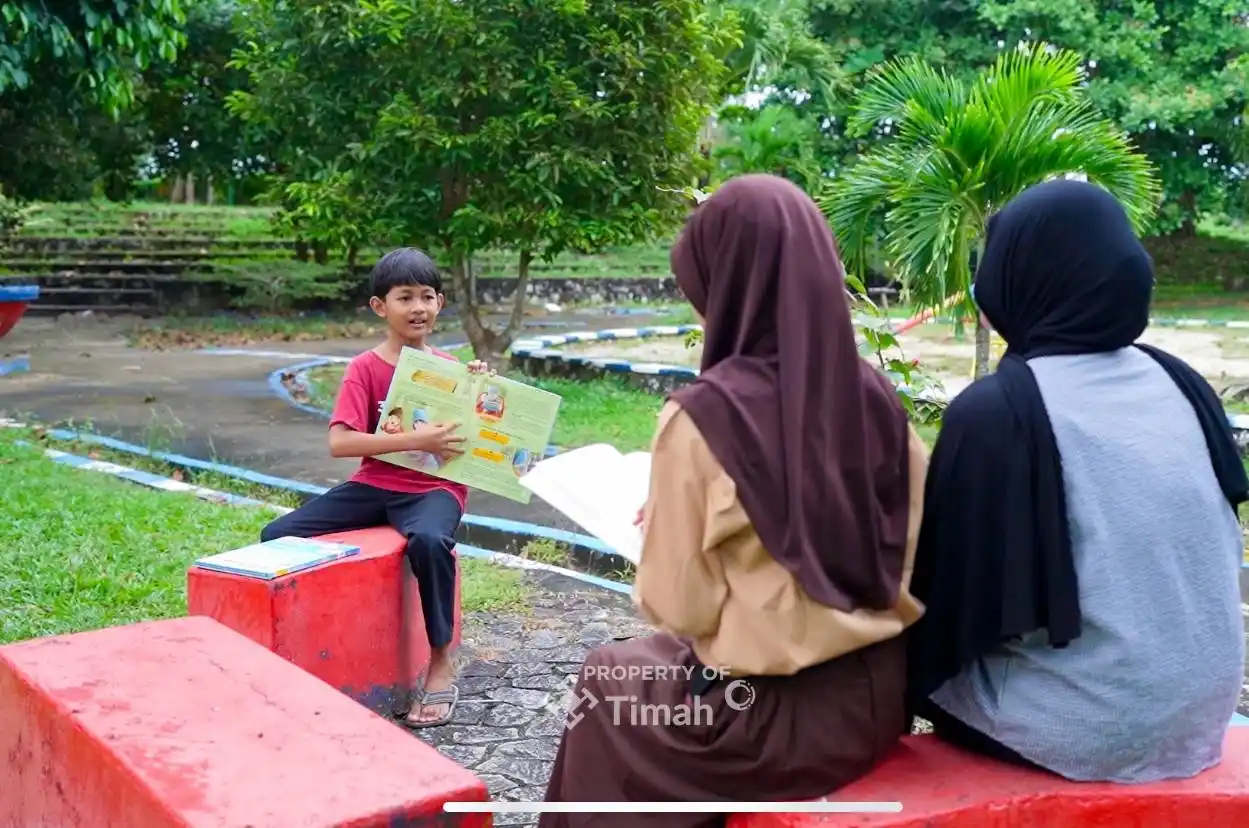 Taman Baca Rumah Stannia PT Timah Ajak Anak Geliatkan Literasi dengan Membaca Buku [Foto: Doc. PT Timah]
