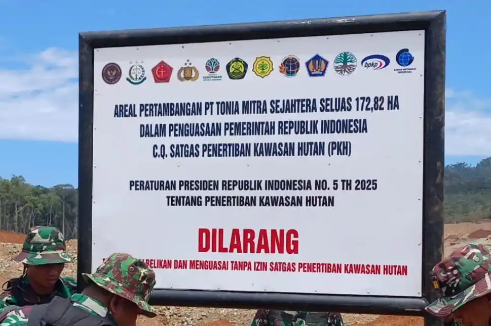 Satgas Penertiban Kawasan Hutan (PKH) dipimpin Jampidsus Kejagung Febrie Adriansyah menyegel kawasan tambang nikel PT Tonia Mitra Sejahtera (TMS) milik Gubernur Sultra Andi Sumangerukka di Pulau Kabaena, Kabupaten Bombana, Kamis (11/9/2025).