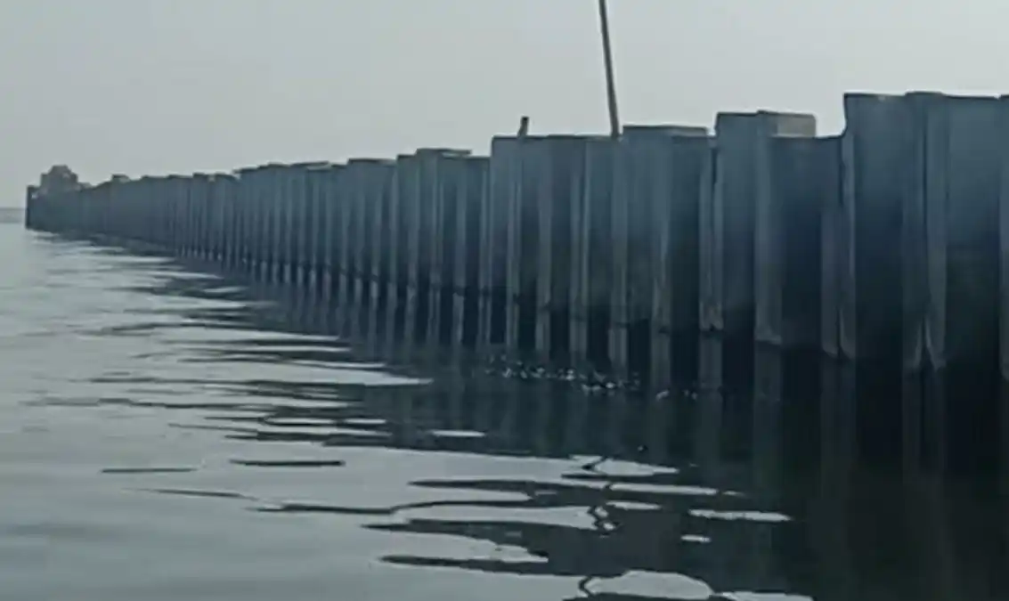 Tanggul beton di tengah pesisir perairan Cilincing, Jakarta Utara, kembali berdiri kokoh. Akibatnya, nelayan setempat kesulitan mencari ikan karena terhalang tembok beton tersebut. (Foto: Dok MI)