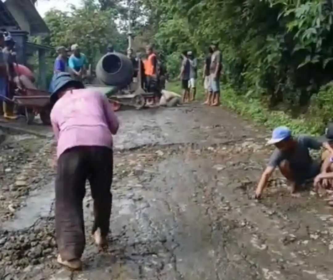 Kegiatan warga saat melakukan kegiatan penambalan jalan ruas Kalitengah -Kedungbiru. (Foto: Dok.JK-MI)