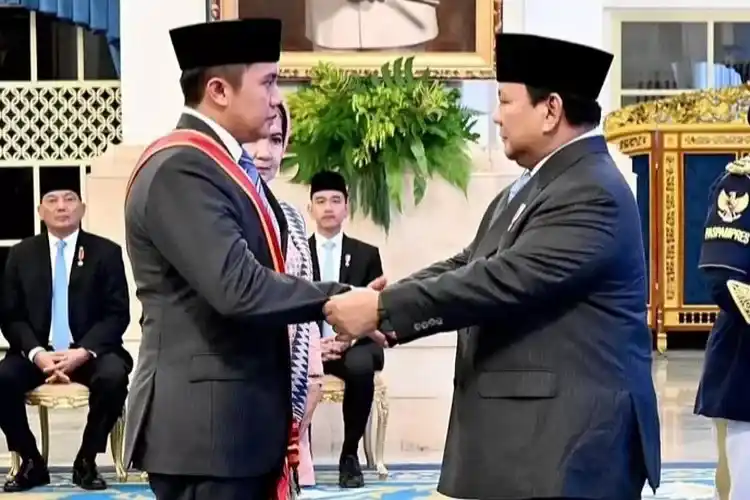 Seskab Teddy Indra Wijaya dianugerahi gelar kehormatan Bintang Mahaputera Utama oleh Presiden RI Prabowo Subianto(Foto: Instagram @sekretariat.kabinet)