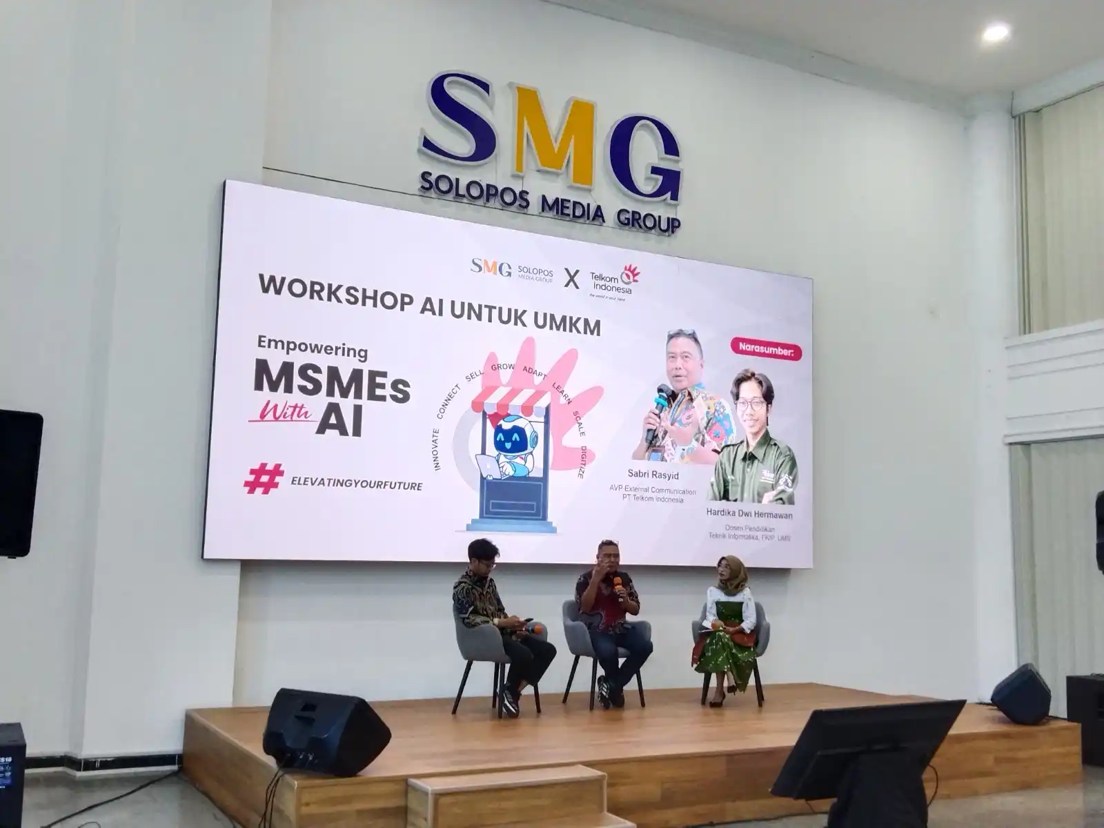 PT Telkom Indonesia (Persero) Tbk (Telkom) mengadakan pelatihan penggunaan Artificial Intelligence (AI) bertajuk “Empowering MSMSe With AI”, di Radya Litera Hall, Griya Solopos, Solo, Sabtu (2/8/2025). (Foto: Dok MI/Te;kom)