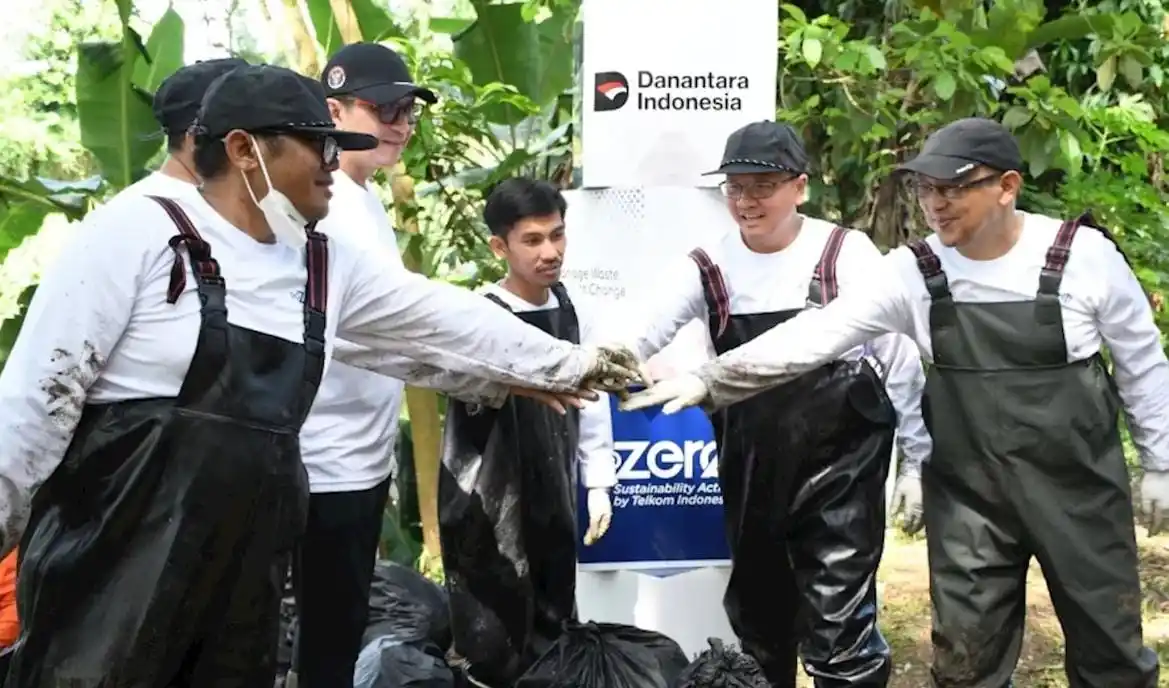 Telkom Tunjukkan Komitmen ESG Lewat Aksi Bersih Sungai di Bandung (Foto: Dok Telkom)