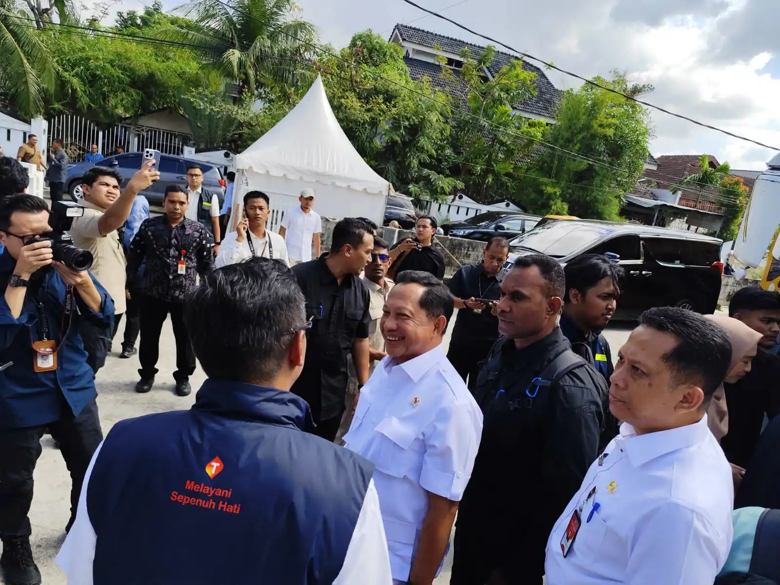 Kolaborasi Satuan Tugas (SATGAS) DPR RI bersama Kementerian melalui program GALAPANA, Telkomsel menuntaskan pemulihan seluruh infrastruktur jaringan telekomunikasi di Provinsi Aceh pascabencana banjir yang melanda sejumlah wilayah. [Foto: Doc. Telkomsel]