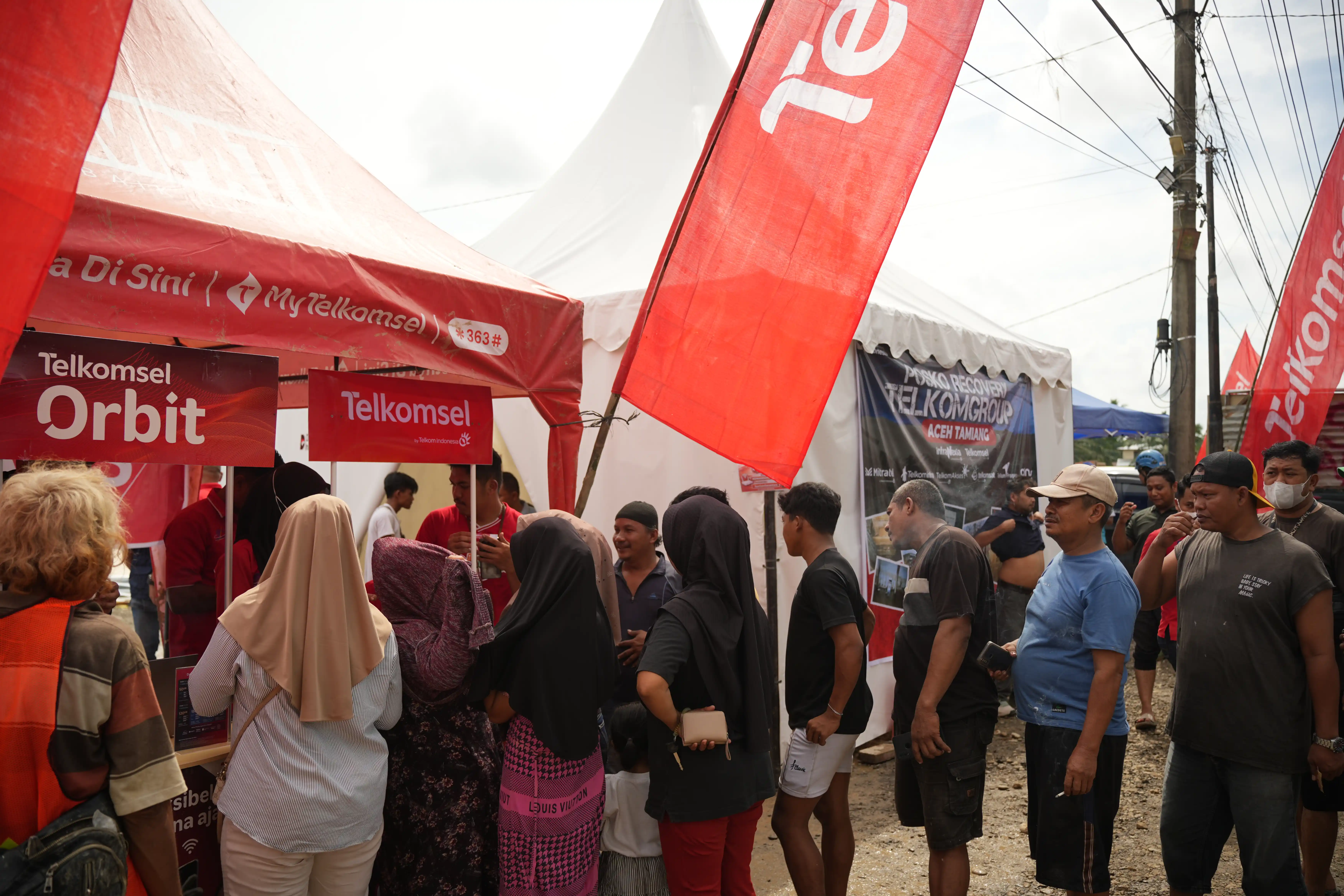 Telkomsel menghadirkan dukungan infrastruktur dan konektivitas yang terintegrasi di kawasan Hunian Sementara (Huntara) Aceh Tamiang. Inisiatif ini menegaskan komitmen Telkomsel dalam membantu pemulihan pascabencana di Aceh secara inklusif serta selaras dengan prinsip Environmental, Social, and Governance (ESG). [Foto: Doc. Telkomsel]