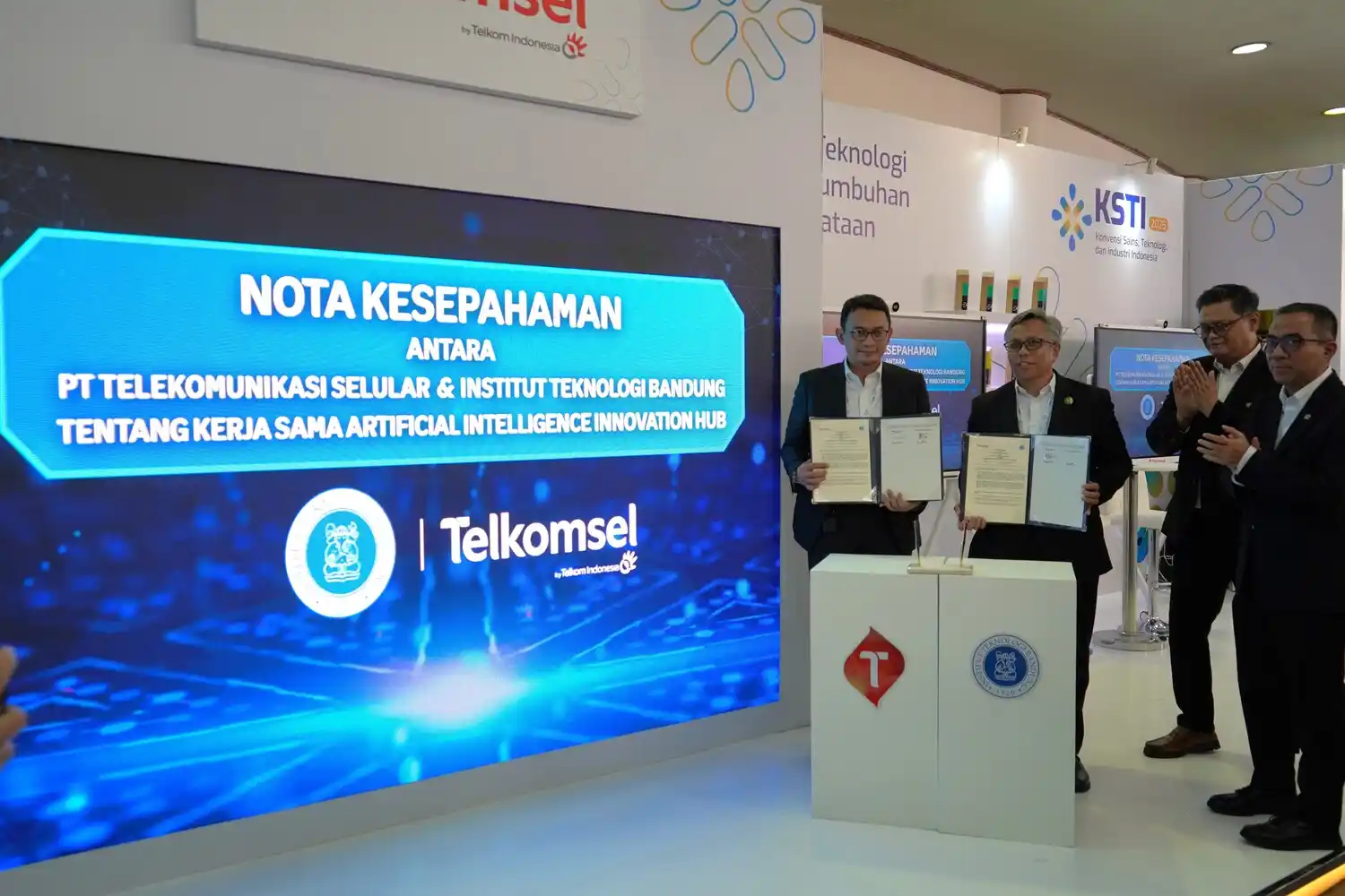 Telkomsel dan ITB menandatangani Nota Kesepahaman untuk pembentukan Artificial Intelligence (AI) Innovation Hub sebagai langkah awal kolaborasi strategis dalam pengembangan ekosistem AI nasional. [Foto: Doc. Telkomsel]