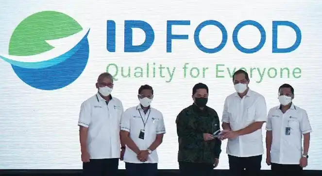 Induk BUMN Holding Pangan pada 7 Januari 2022 lalu, PT Rajawali Nusantara Indonesia (Persero) atau RNI meluncurkan identitas baru dengan menyandang nama ID FOOD - Menteri BUMN, Erick Thohir (tengah) (Foto: Dok ID FOOD)