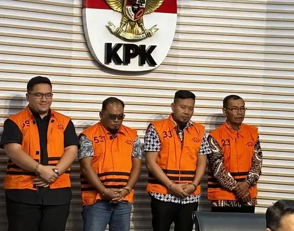 Komisi Pemberantasan Korupsi (KPK) menahan empat tersangka terkait kasus dugaan korupsi penerimaan hadiah atau janji terkait Pengurusan Dana Hibah untuk Kelompok Masyarakat (Pokmas) dari APBD Provinsi Jawa Timur tahun anggaran 2021 – 2022 pada Kamis (2/10/2025)
