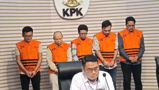 Komisi Pemberantasan Korupsi (KPK) melakukan penahanan terhadap lima orang tersangka kasus dugaan korupsi terkait pencairan kredit usaha PT Bank Perkreditan Rakyat (BPR) Jepara Artha, Kamis (18/9/2025) (Foto: Dok MI/Aan)