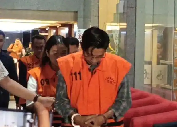 Empat tersangka digiring masuk ke mobil tahanan KPK, Kamis (24/7/2025) malam (Foto: Istimewa)