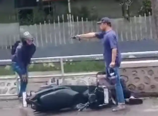 Polisi menangkap dua pria pelaku kriminal di Kecamatan Gending Kabupaten Probolinggo