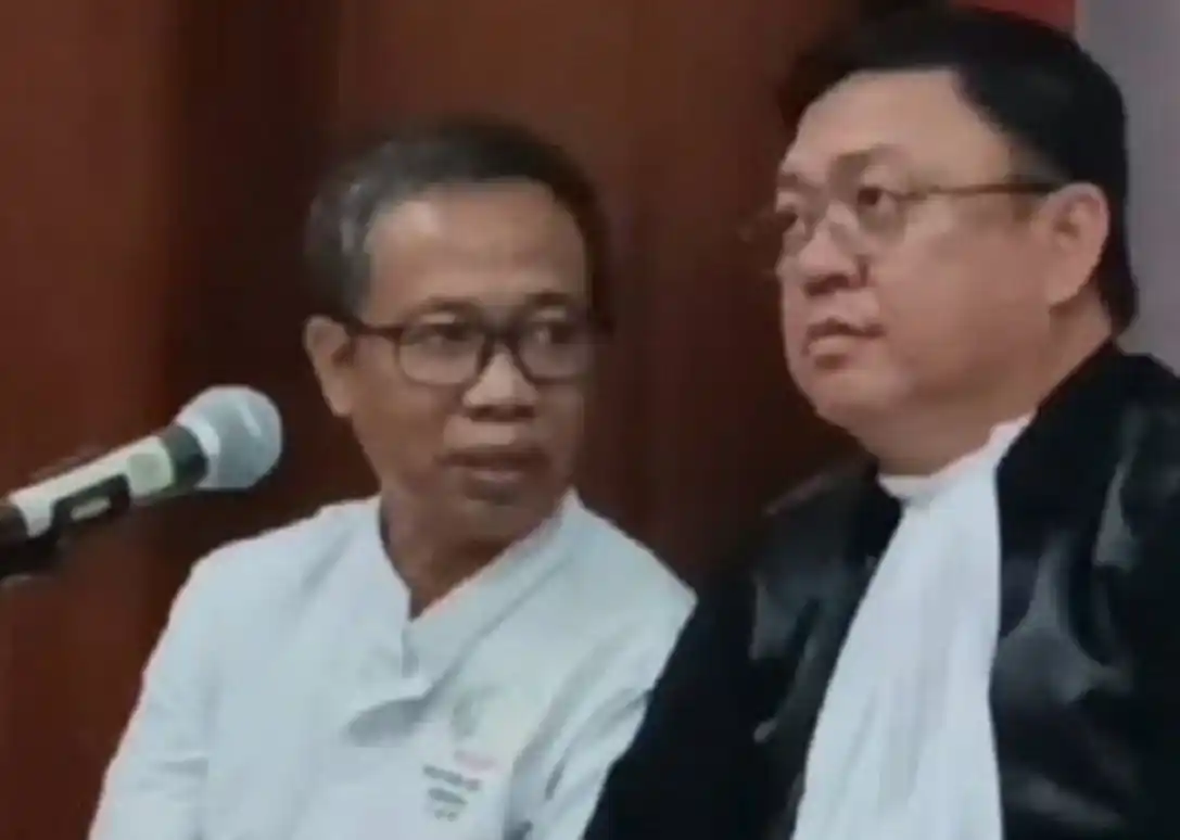 Thomas Santoso mengenakan kemeja putih (Foto: Dok MI)