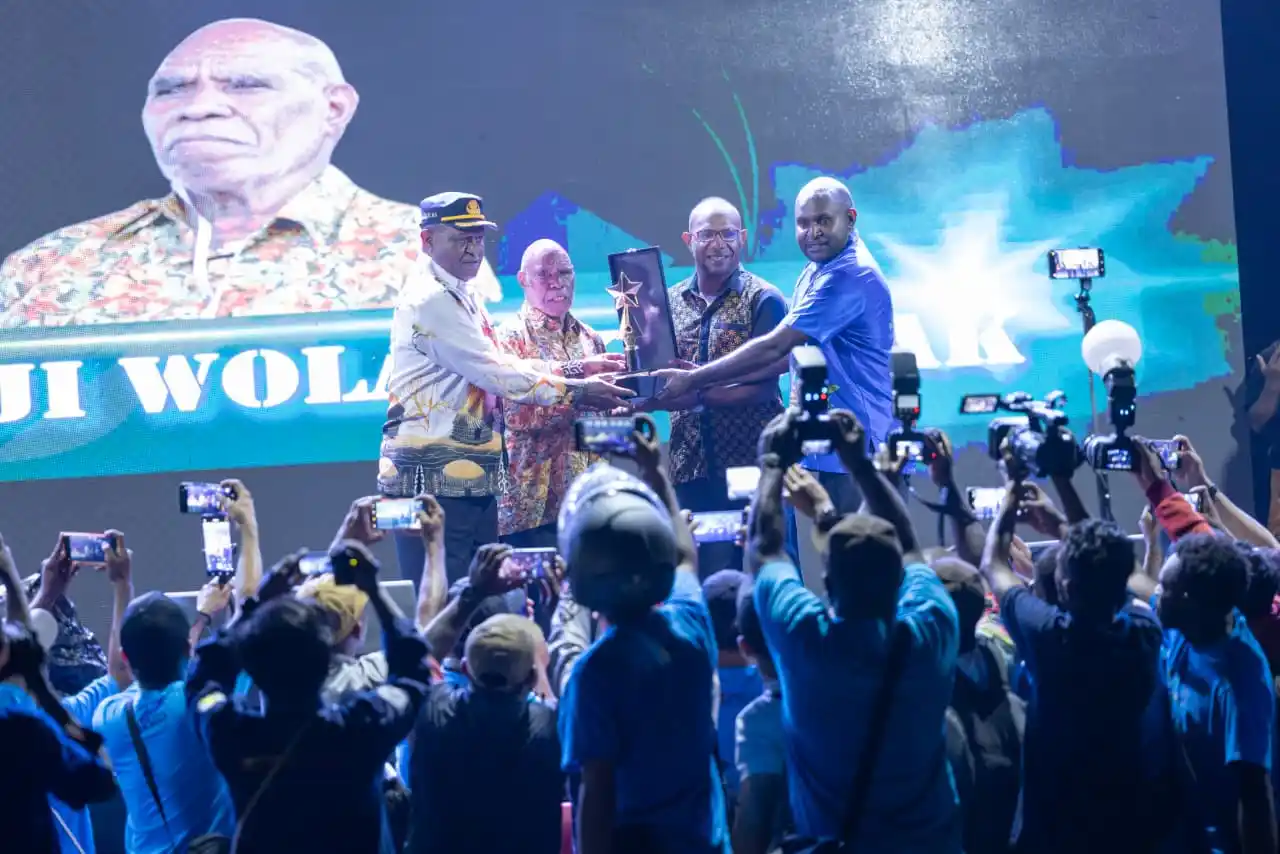 Thonci Wolas Krenat menerima AWP Award 2026, didampingi Staf Ahli Gubernur Papua Tengah, Ketua Asosiasi Wartawan Papua (AWP), dan Ketua Panitia Festival Media se-Tanah Papua 2026 di Nabire Papua Tengah, Kamis (15/1/2026). (Foto: Dok MI)
