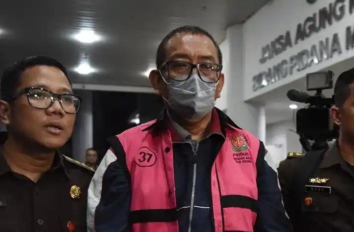 Direktur Pemberitaan Jak TV Tian Bahtiar dikawal petugas menuju mobil tahanan usai menjalani pemeriksaan di Gedung Kejaksaan Agung, Jakarta, Selasa (22/4/2025).