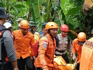 Tim Gabungan evakuasi korban Longsor di klungkung (Foto: Tangkap Layar)
