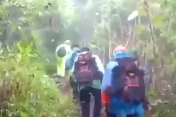 Tim SAR Gabungan cari pendaki Aunung Agung yang hilang (Foto: Tangkap Layar)