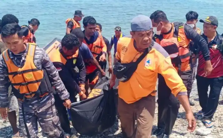 Tim SAR gabungan evakuasi jenazah nelayan yang dilaporkan terjatuh saat memancing (Foto: Antara)