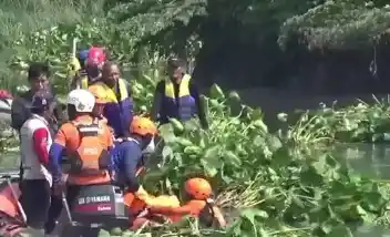 Petugas Gabungan temukan jasad bocah yang terseret arus selokan air di Surabaya (Foto: Tangkap Layar)