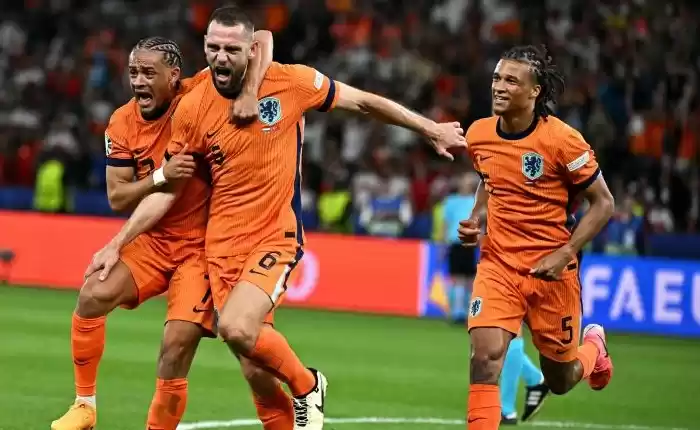 Bek Belanda #06 Stefan de Vrij (kanan) merayakan bersama penyerang Belanda #07 Xavi Simons (kiri) dan bek Belanda #05 Nathan Ake (kanan) setelah mencetak gol pertama timnya pada pertandingan sepak bola perempat final UEFA Euro 2024 antara Belanda dan Turki di Olympiastadion di Berlin pada Sabtu (6/7/2024). (ANTARA/AFP/Javier Soriano)