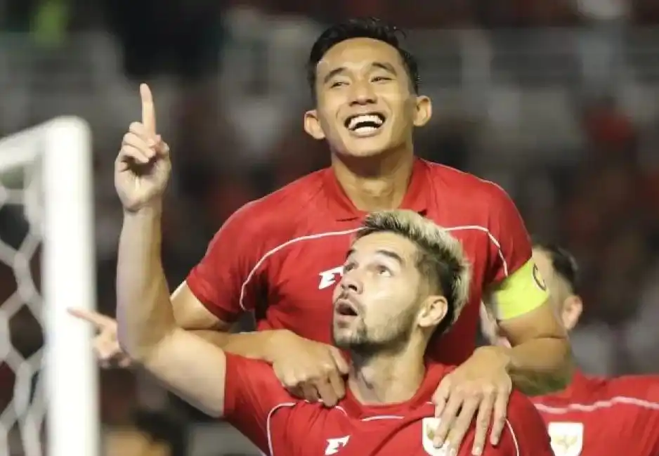 Pesepak bola Timnas Sandy Henny Walsh (bawah) berselebrasi bersama rekannya Rizky Ridho Ramadhani (atas) usai mencetak gol ke gawang Timnas Taiwan dalam FIFA Matchday di Stadion Gelora Bung Tomo, Surabaya, Jawa Timur, Jumat (5/9/2025).