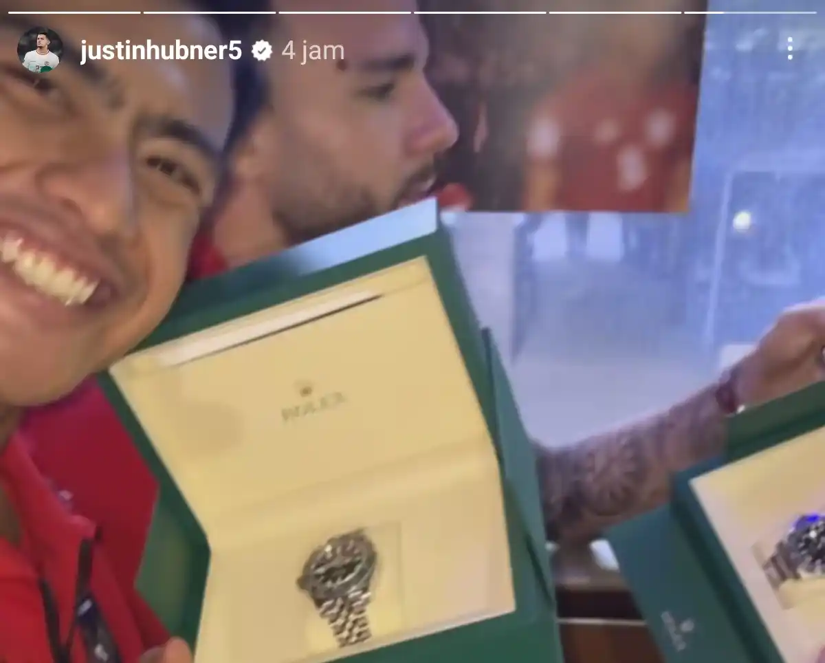 Pratama Arhan dan Calvin Verdonk sedang memegang kotak jam tangan berlogo Rolex (Foto: Tangkapan Layar)