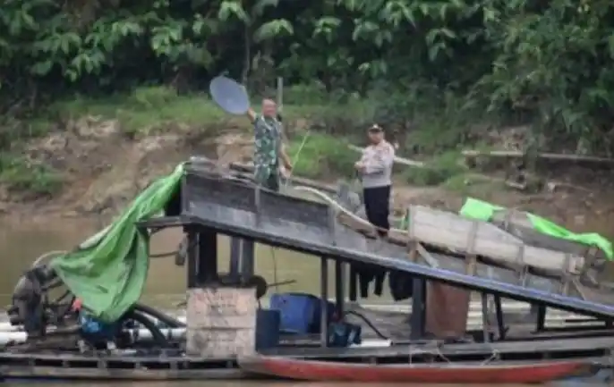 Tindakan TNI menertibkan aktivitas penambangan emas ilegal dan melakukan penggerebekan terhadap oli palsu (Foto: Istimewa)