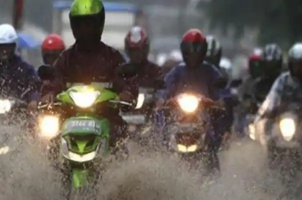 Tips aman berkendara di musim hujan (foto: Antaranews)