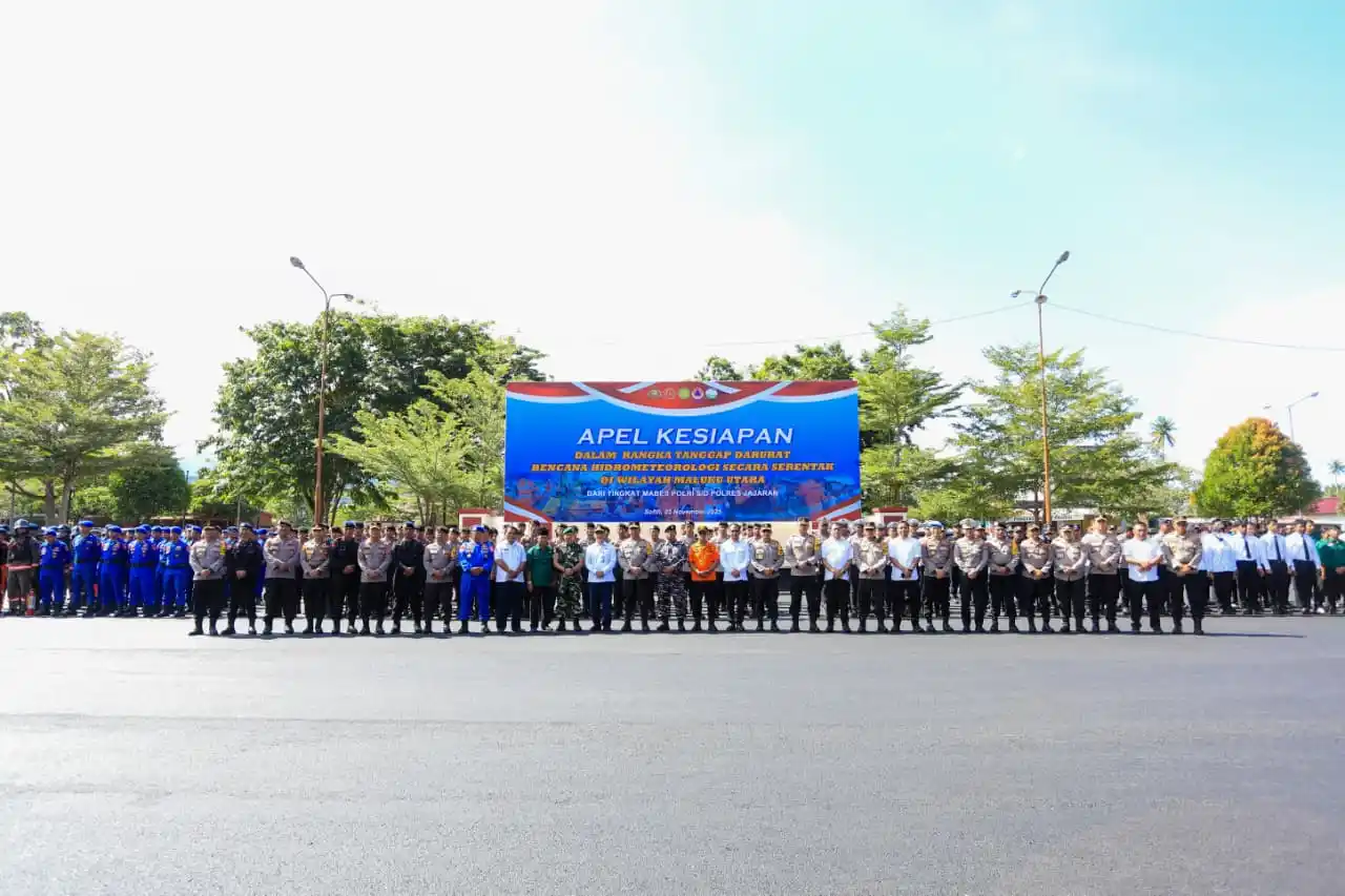 Personel TNI, Polri, BPBD, dan Basarnas berdiri dalam formasi apel siaga bencana di Mapolda Malut, Sofifi, Rabu 5 Oktober 2025. (Foto: Humas Polda Malut)
