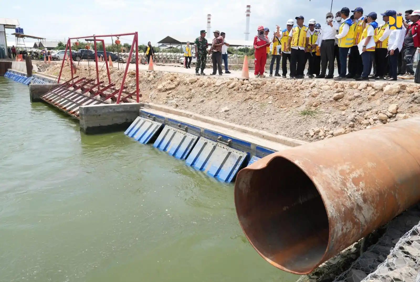 Menteri Pekerjaan Umum, Dody Hanggodo meninjau pelaksanaan pembangunan Jalan Tol Semarang–Demak Seksi 1 (Kaligawe–Sayung), Semarang, Kamis (27/11). (Foto:PU)
