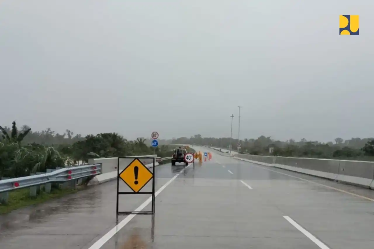 Kementerian Pekerjaan Umum melakukan penanganan darurat terhadap jalan tol di Sumatera akibat curah hujan yang tinggi. (Foto: PU)