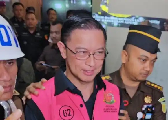Pengadilan Tipikor pada Pengadilan Negeri Jakarta Pusat, menyatakan eks Menteri Perdagangan Thomas Trikasih Lembong alias Tom Lembong, bersalah melakukan korupsi dalam importasi gula. Tom divonis penjara selama empat tahun dan enam bulan.
