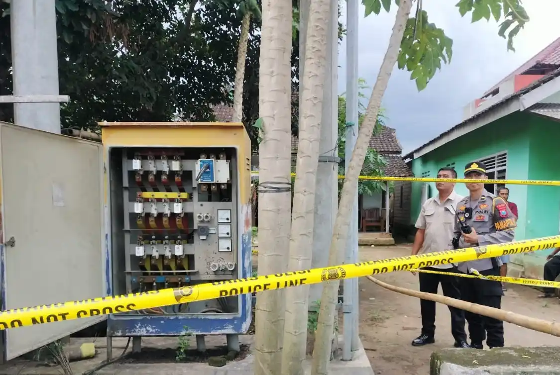 Petugas dari kepolisian saat melakukan olah TKP (Foto: Dok MI/Hms)