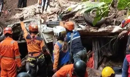Tragedi Longsor di Jalur Pacet-Cangar, Mojokerto (Foto: Dok MI)