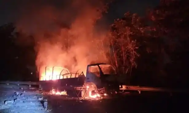 Truk TNI terbakar di Tol Gempol-Pandaan Km 774-200 pada Senin (5/5/2025) malam (Foto: Ist)