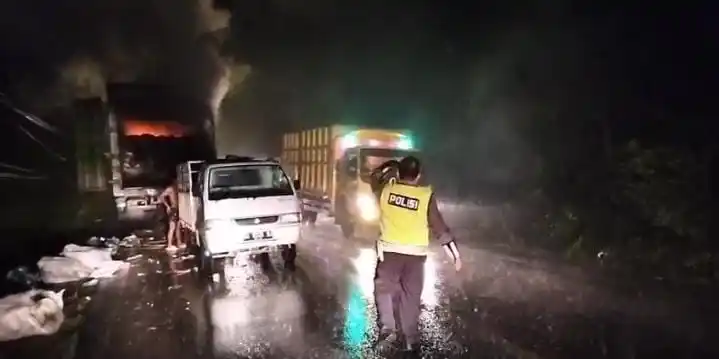 Truk Fuso pengangkut paket Shopee terbakar di Jalan Raya Palembang–Jambi, Desa Kaliberau, Kecamatan Bayung Lencir, Rabu malam (20/08/2025). (Foto: Istimewa)