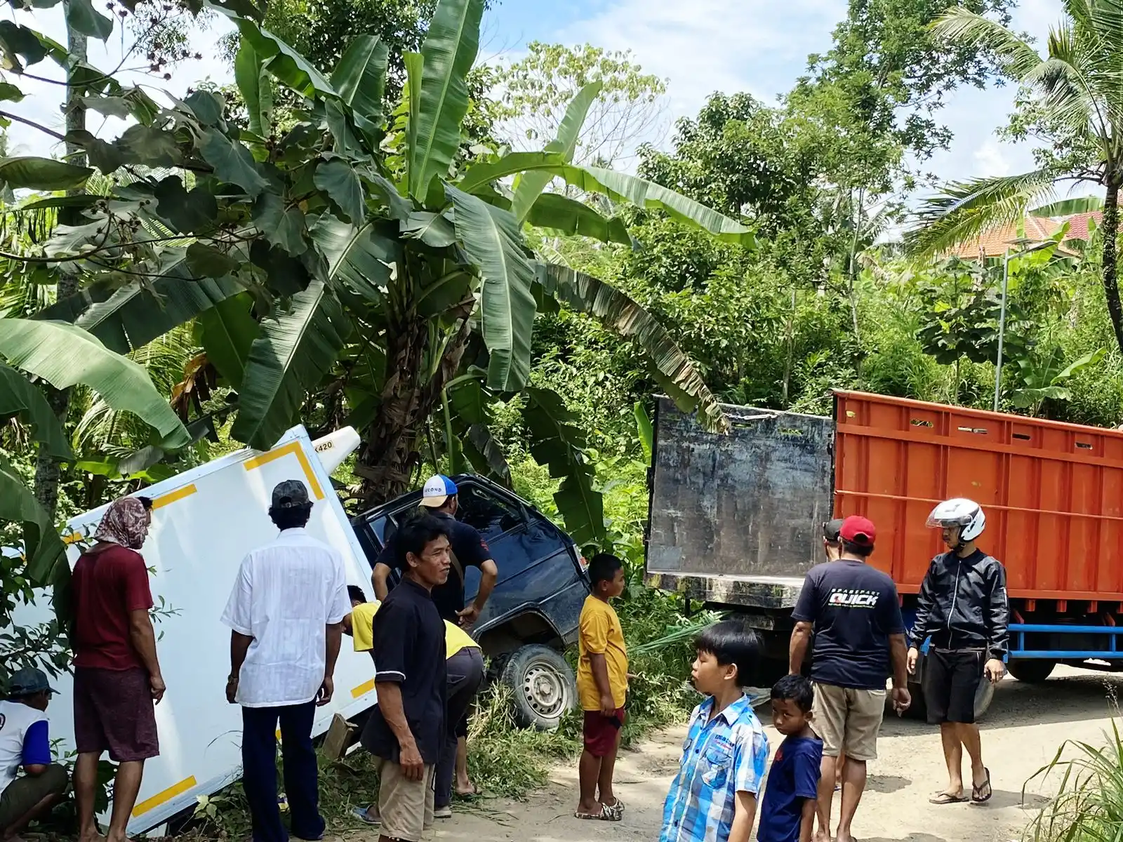 Mobil Boks Nyungsep ke Jurang di Campang Kanan Lampung (Foto: MI/Rizky Amin)