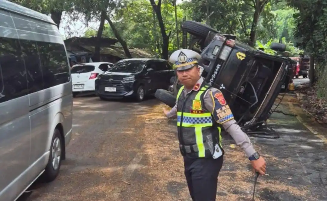 Kendaraan truk tangki muatan minyak yang mengalami kecelakaan di jalur Kadungora, Kabupaten Garut, Jawa Barat. (Foto: Dok MI/Polres Garut)