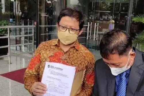 Ubedilah Badrun, Dosen Universitas Negeri Jakarta bersama kuasa hukumnya AH Wakil Kamal saat di KPK (Foto: Dok MI)
